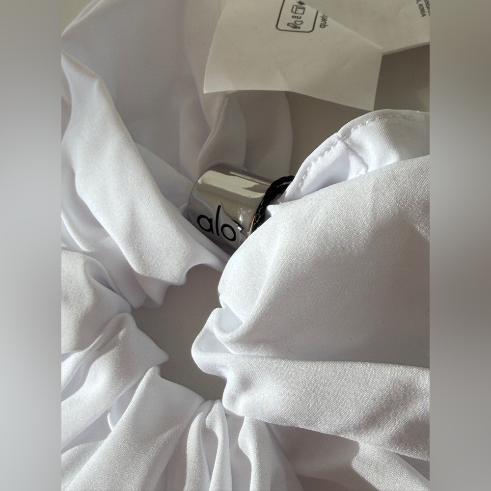 New Auth Alo Yoga Bead It Oversized Scrunchie NWT - white - Picture 2 of 4